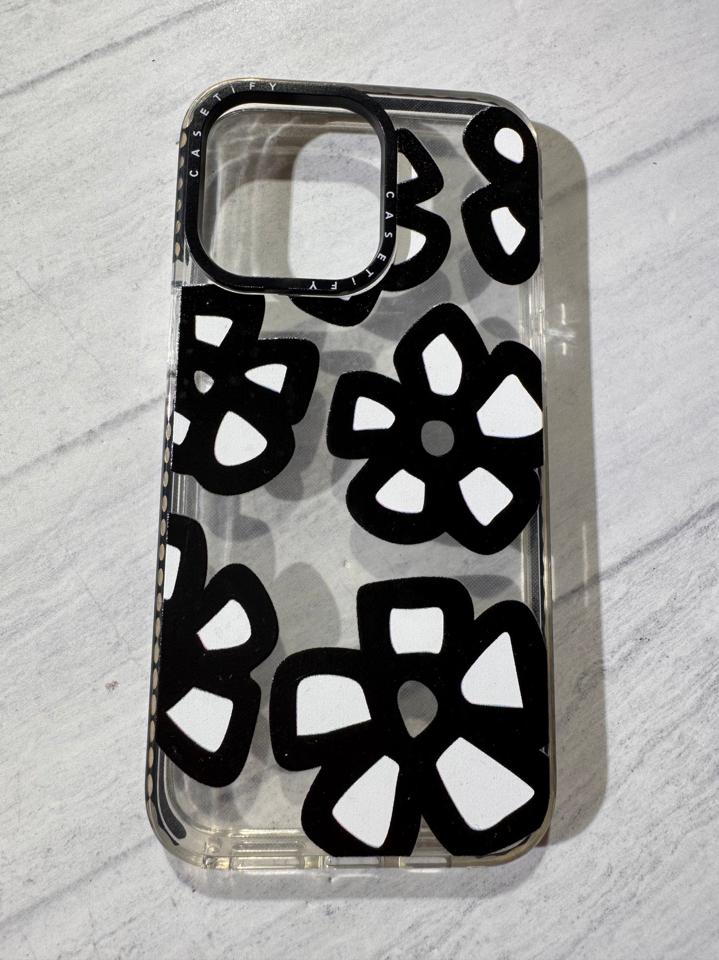 Carcasa tipo casetify flores negras